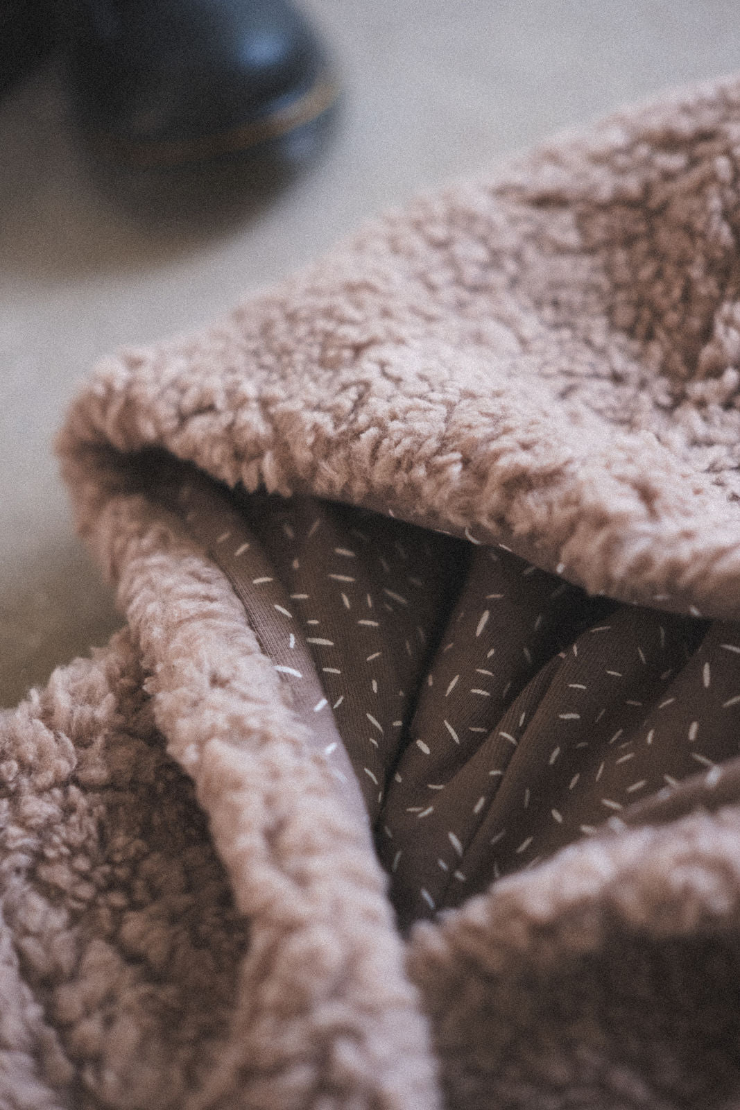 Outdoor Hoodie aus Teddyfell "Sand Sprinkles"