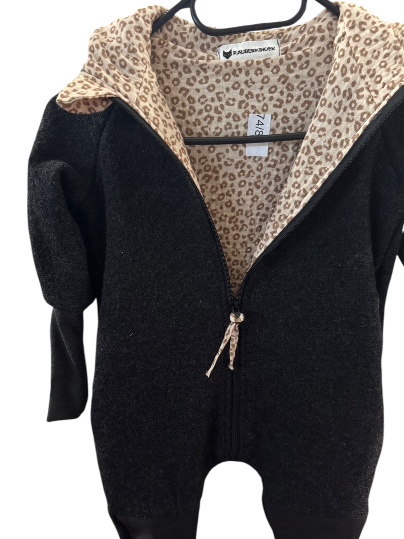 Einzelstück / Matschkindoverall Anthrazit/Musselin - Leo, Größe 74/80 - Räuberkinder