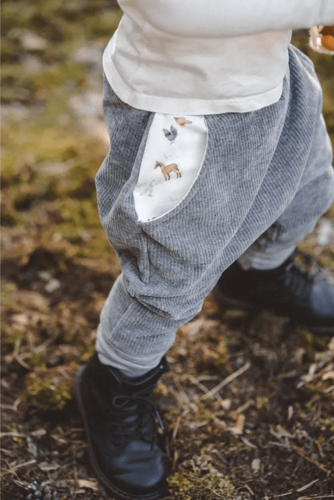 Knickerbocker Kinder in Grau / Bauernhof - Knickerbocker - Räuberkinder 4