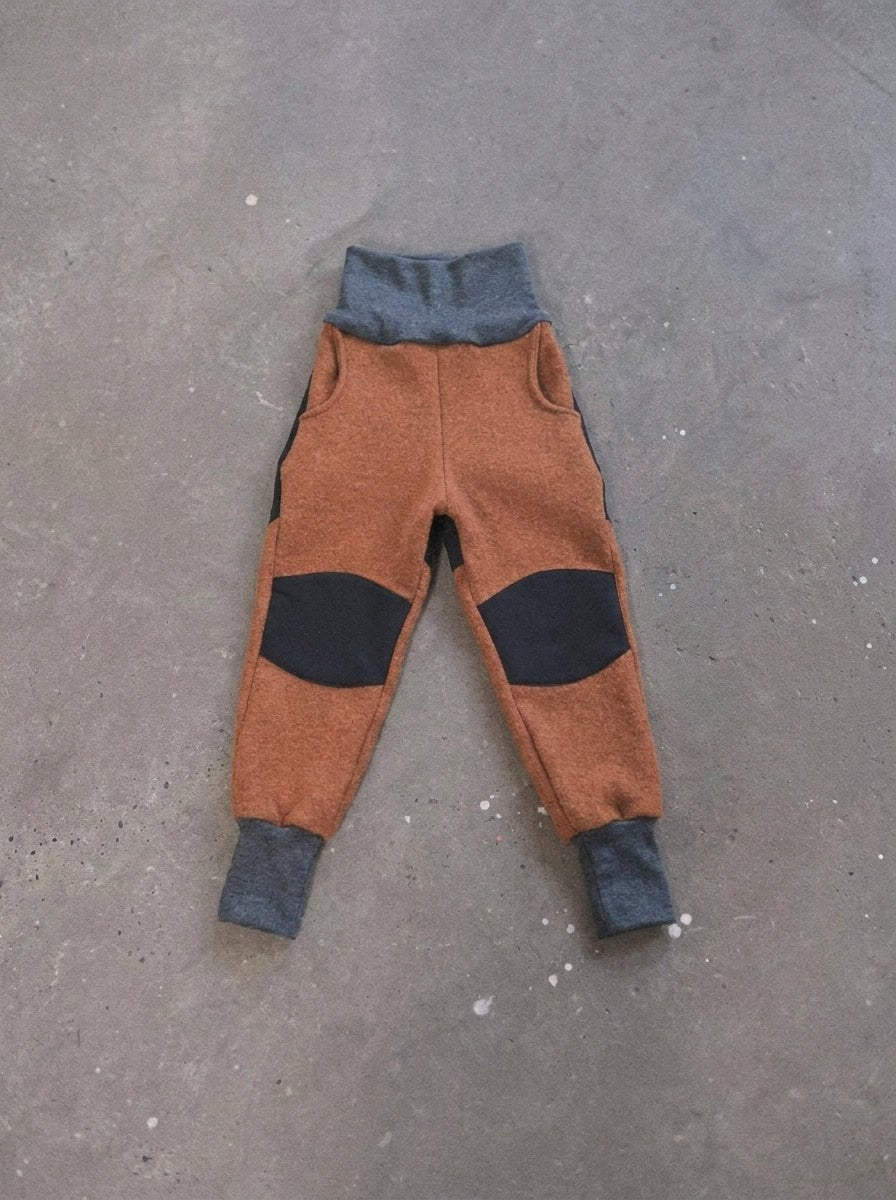Matschkind Hose aus Wollwalk in Rost mit Softshell an Knien und Po