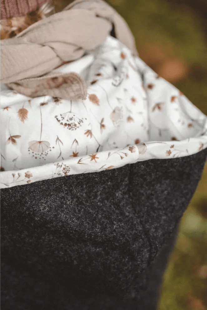 Matschkind Wollwalkoverall Kinder Anthrazit mit Kornblume - Räuberkinder 4