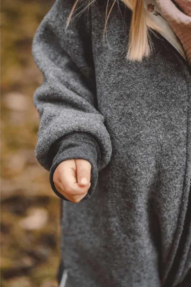Matschkind Wollwalkoverall Kinder Grau mit Feldblumen - Räuberkinder 5