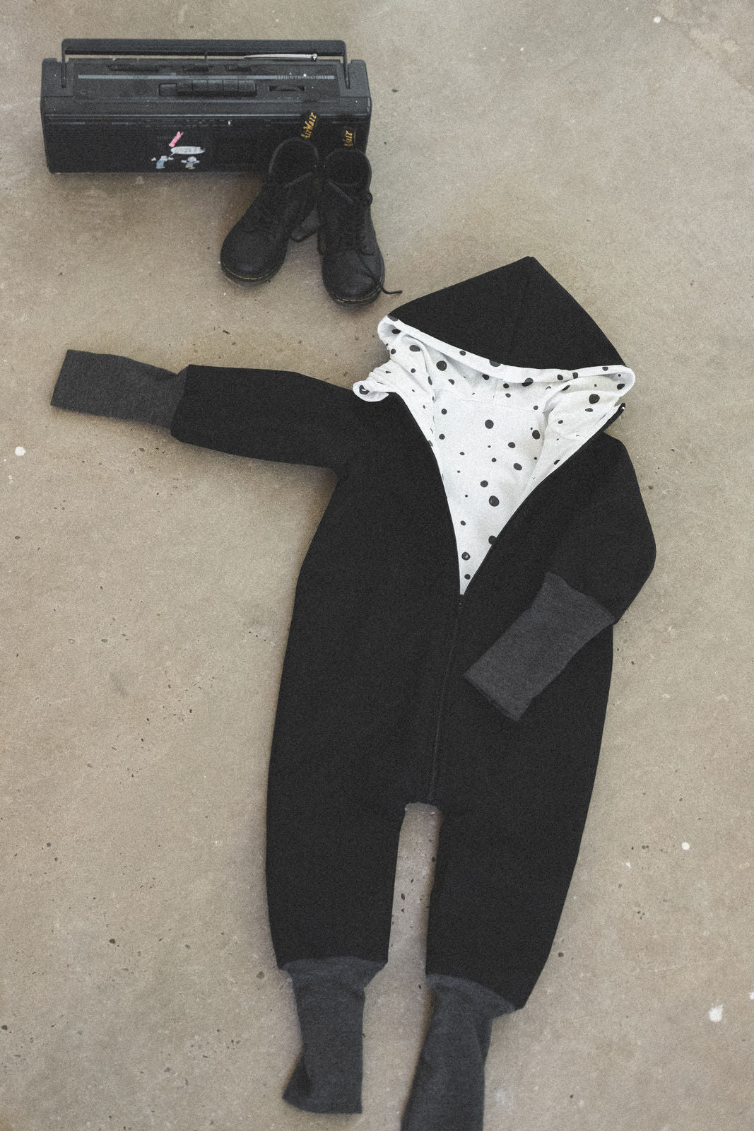 Matschkind Wollwalkoverall Matschkind Anthrazit / Kritzelpunkte - Räuberkinder