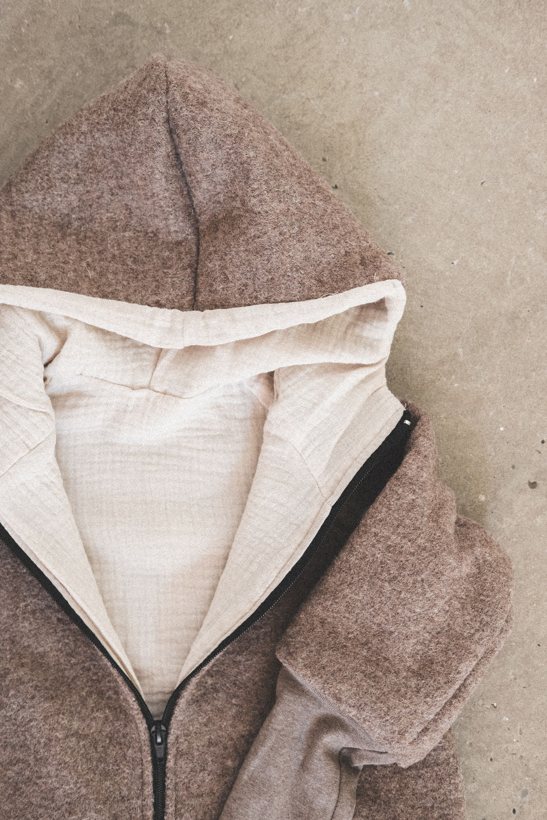 Matschkind Wollwalkoverall Taupe / Musselin Sand - Räuberkinder