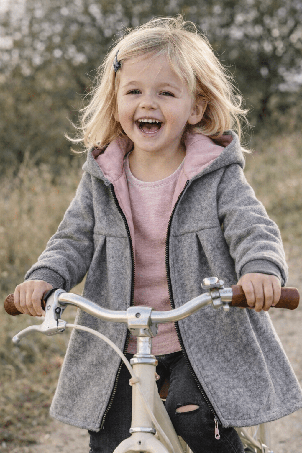 Merinofleece Mantel in A - Linie mit Kapuze - Grau / Musselin Rosa - Räuberkinder