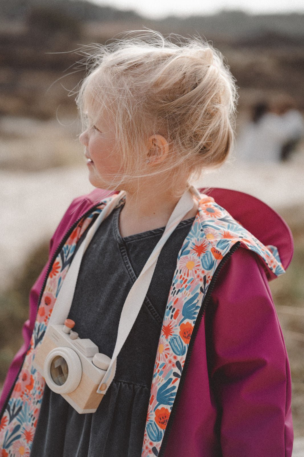 Regenjacke Beere / Blumen Bunt - Räuberkinder