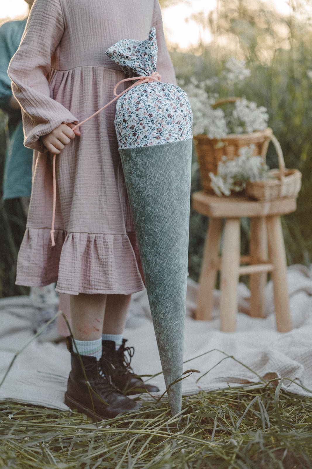 Schultüte aus Feincord Blumenwiese / Mint - Räuberkinder