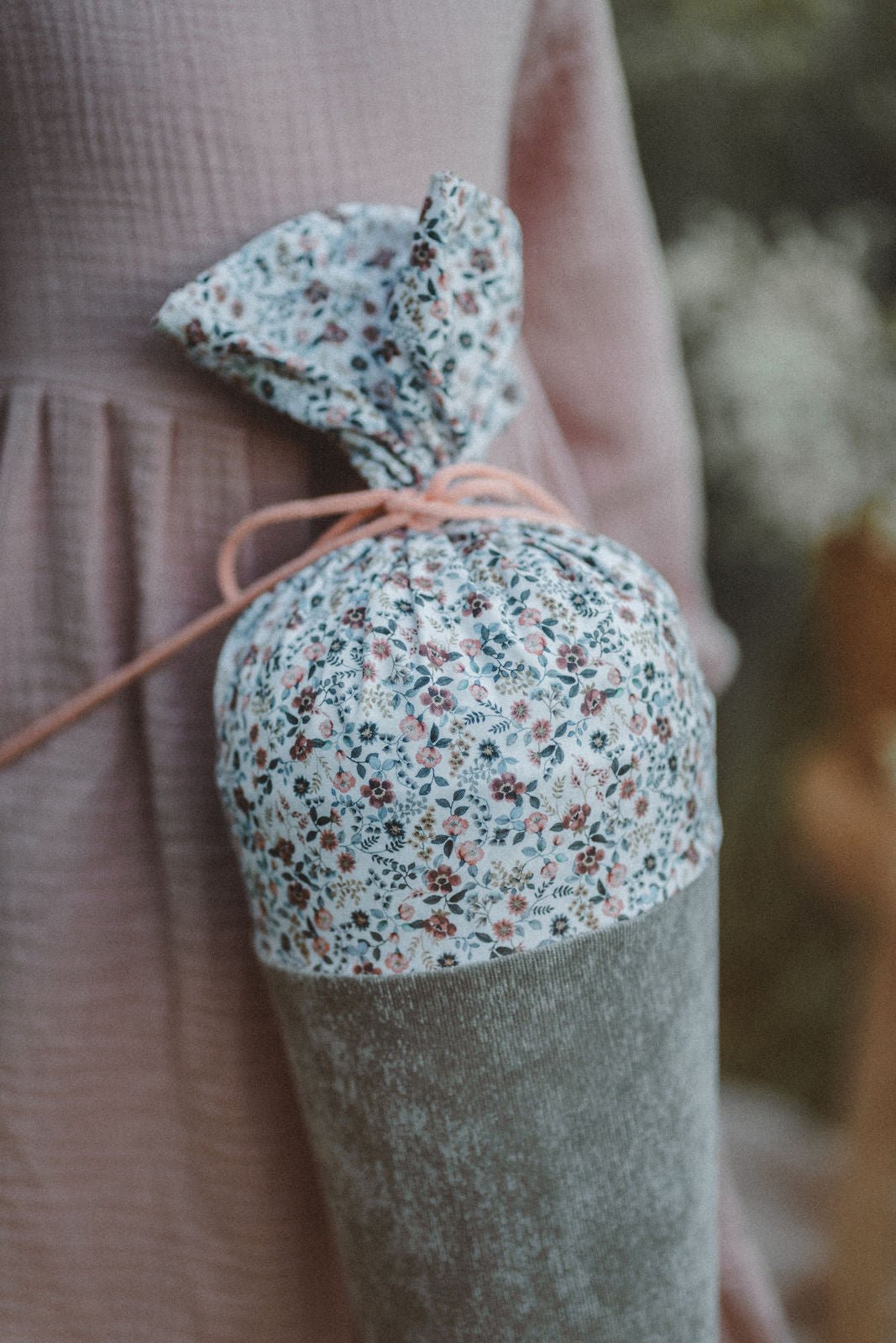 Schultüte aus Feincord Blumenwiese / Mint - Räuberkinder