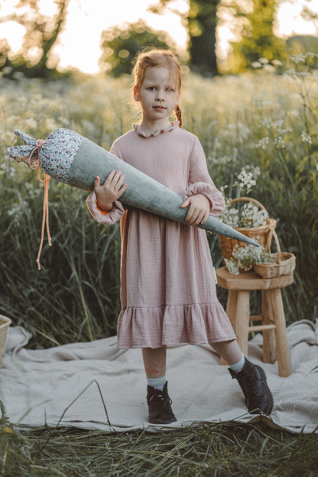 Schultüte aus Feincord Blumenwiese / Mint - Räuberkinder