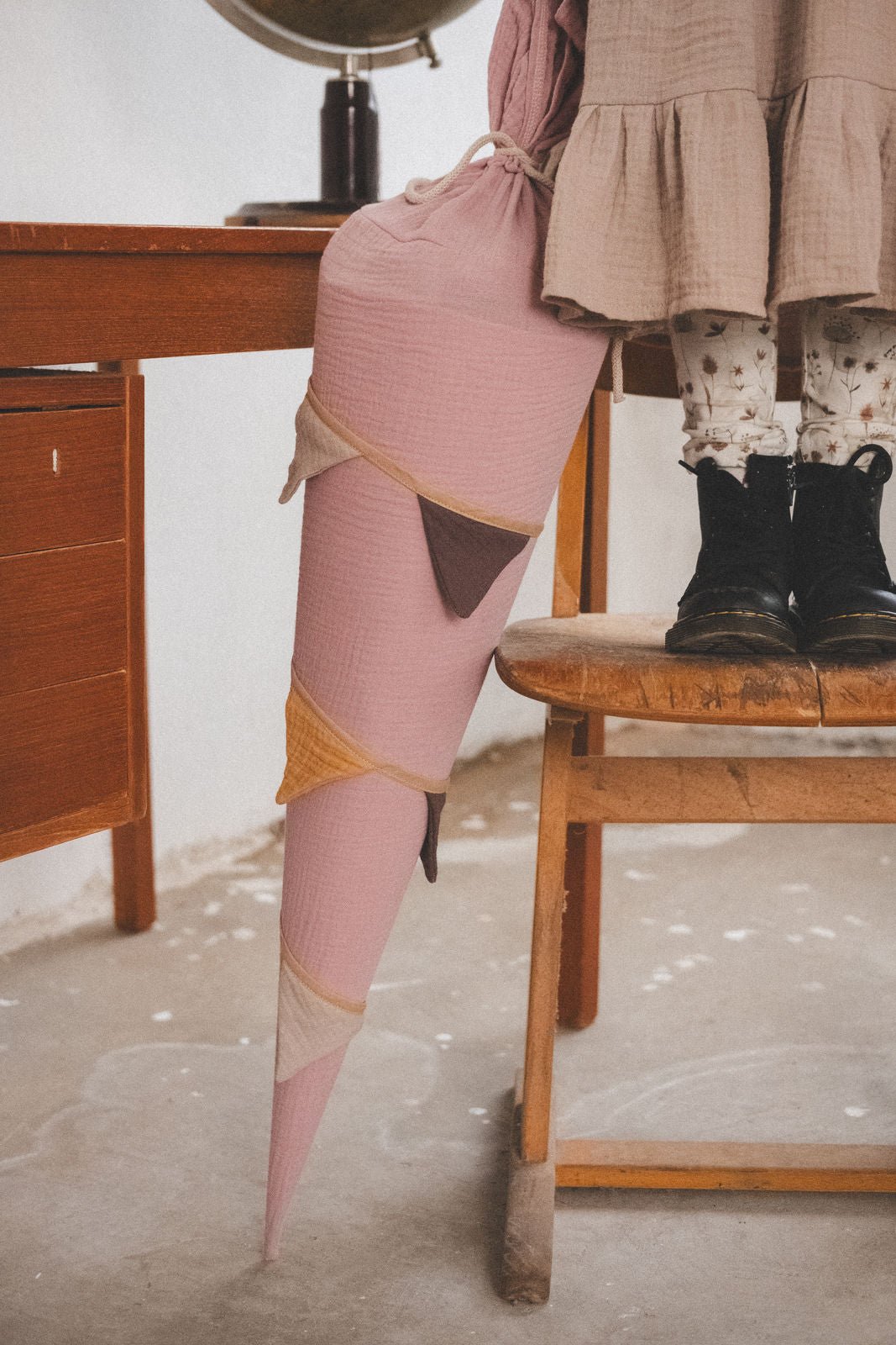 Schultüte aus Musselin Altrosa mit Wimpelkette - Räuberkinder