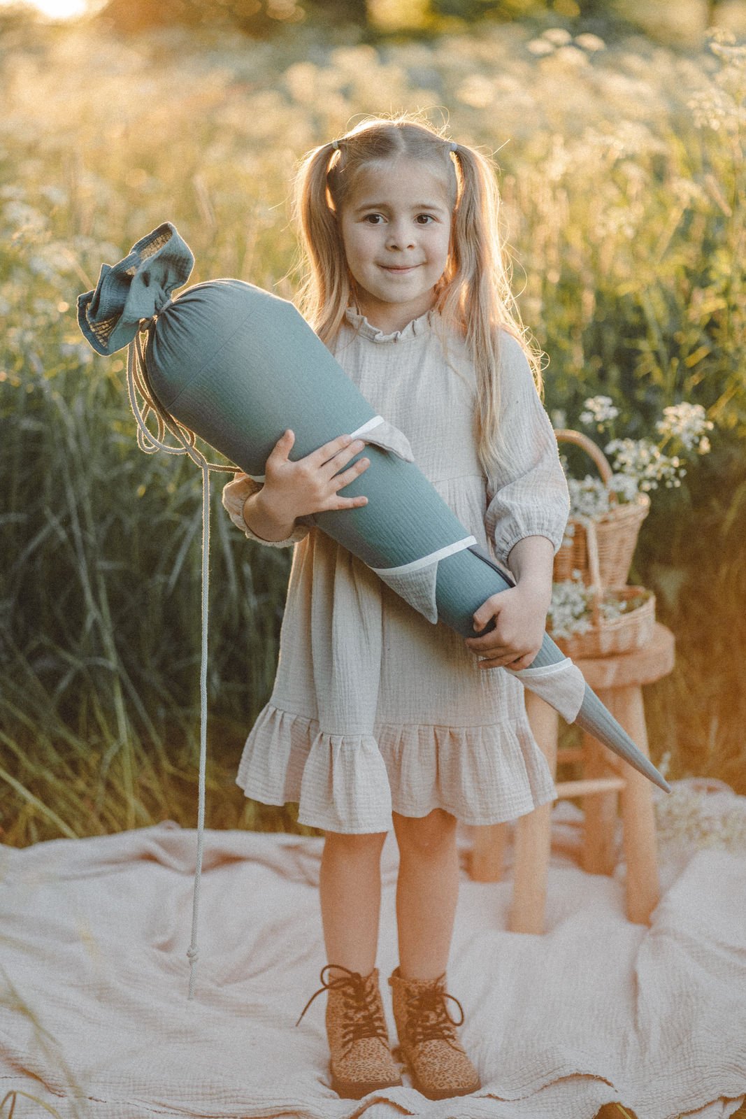 Schultüte aus Musselin Mint mit Wimpelkette - Räuberkinder
