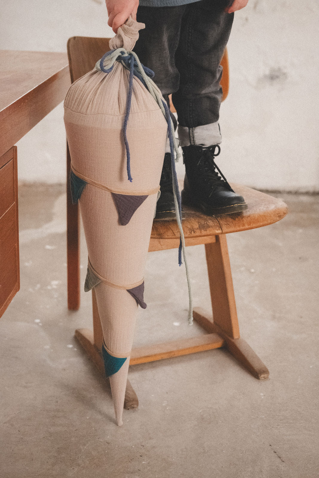 Schultüte aus Musselin Sand mit Wimpelkette Mint - Petrol - Grau - Räuberkinder