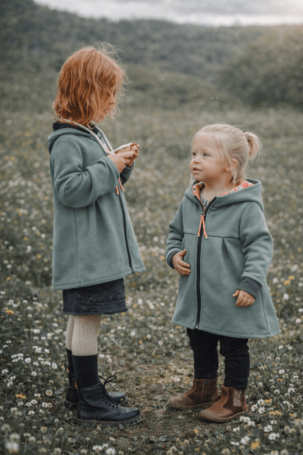 Sweatmantel in A - Linie mit Kapuze - Mint / Blumen bunt - Räuberkinder