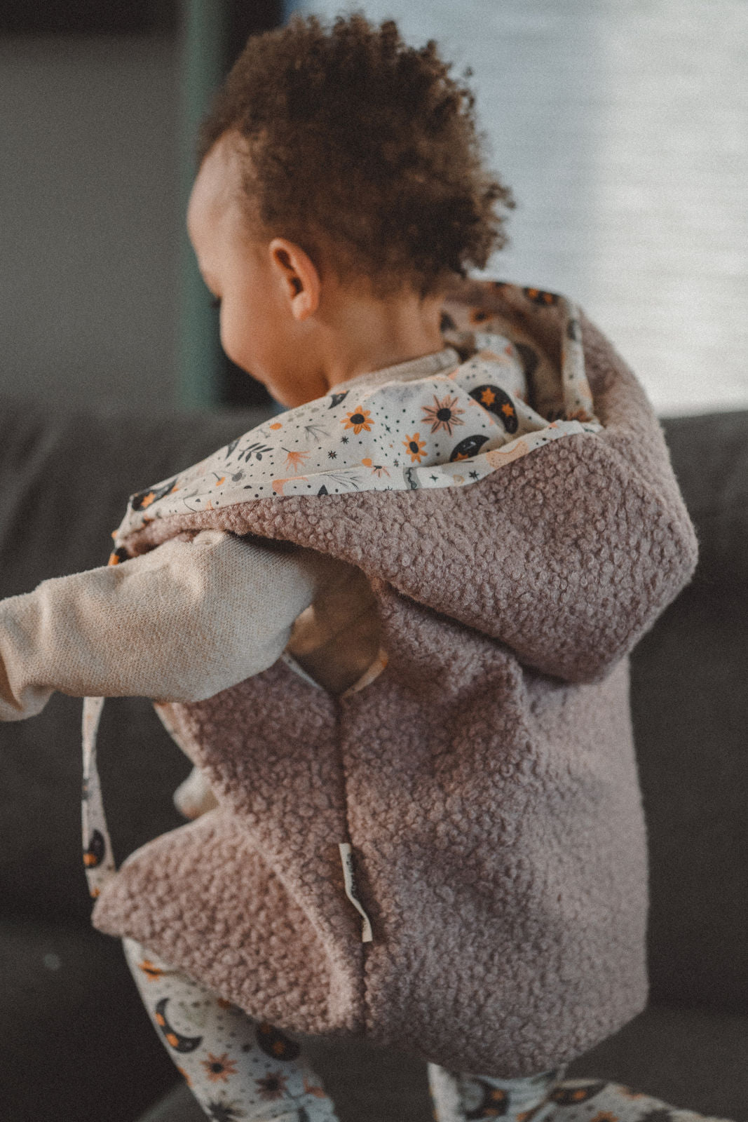 Teddyweste aus Bouclé - Rosa x Boho Mond - Räuberkinder
