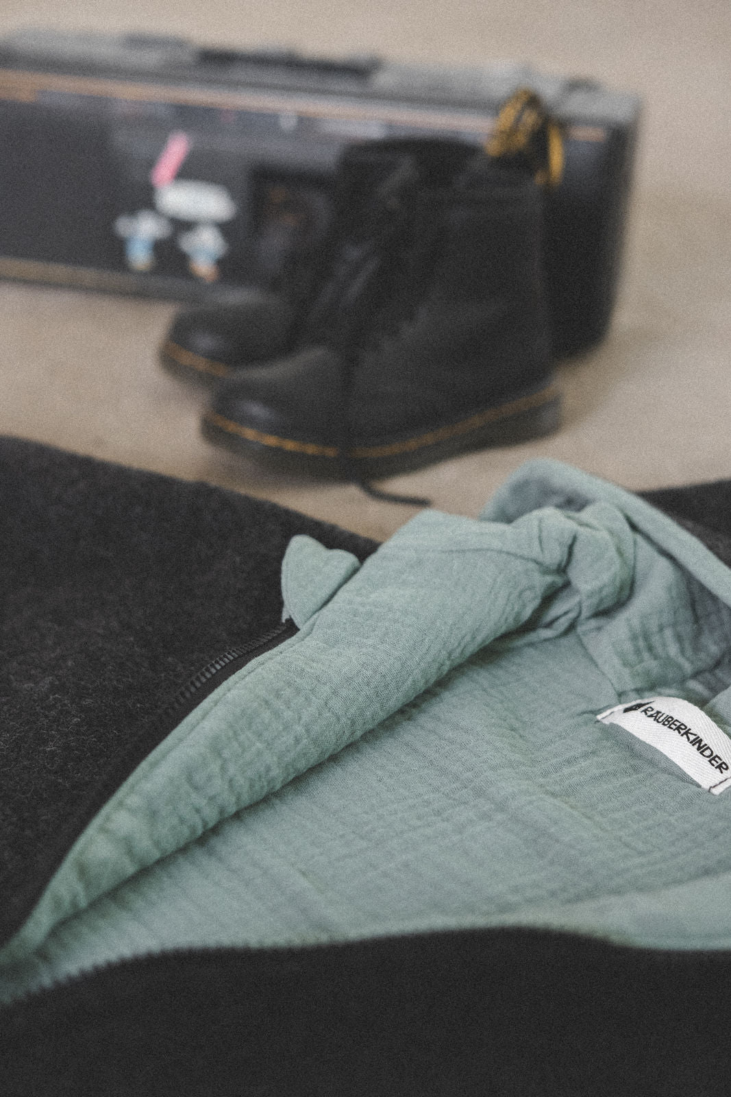 Wollwalkjacke Anthrazit / Musselin Eukalyptus - Räuberkinder