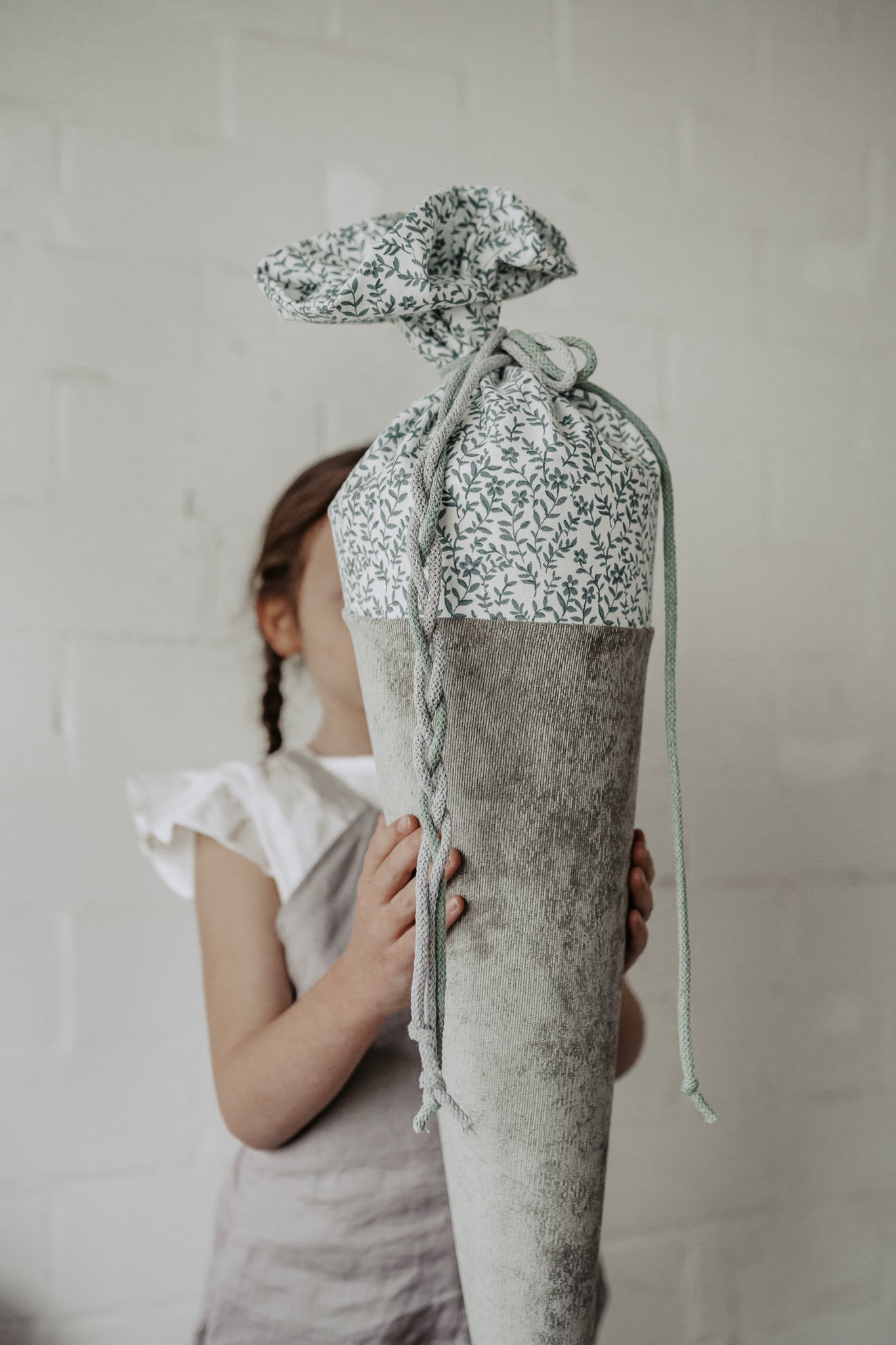 Schultüte aus Feincord Blumenranken / Mint