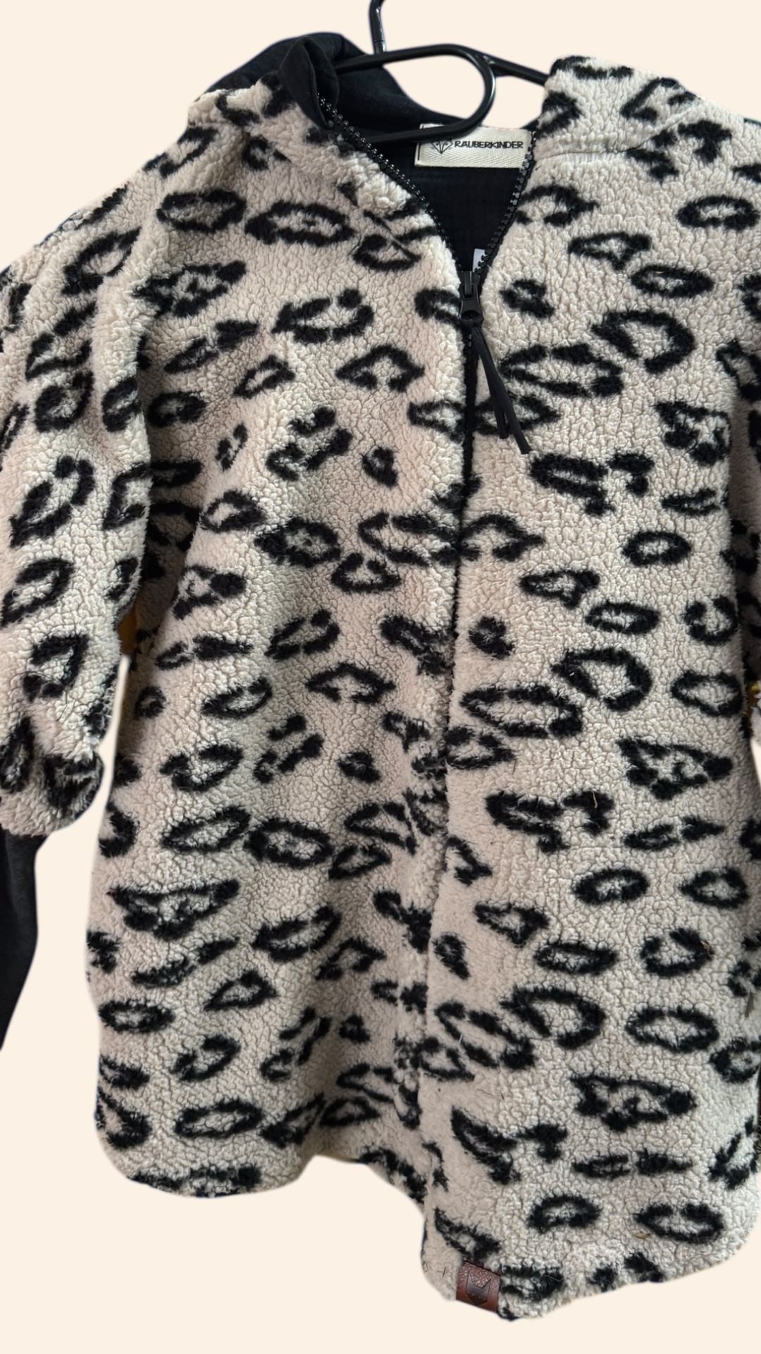 B - Ware / Teddyjacke Leoprint / Größe 110/116 - Räuberkinder