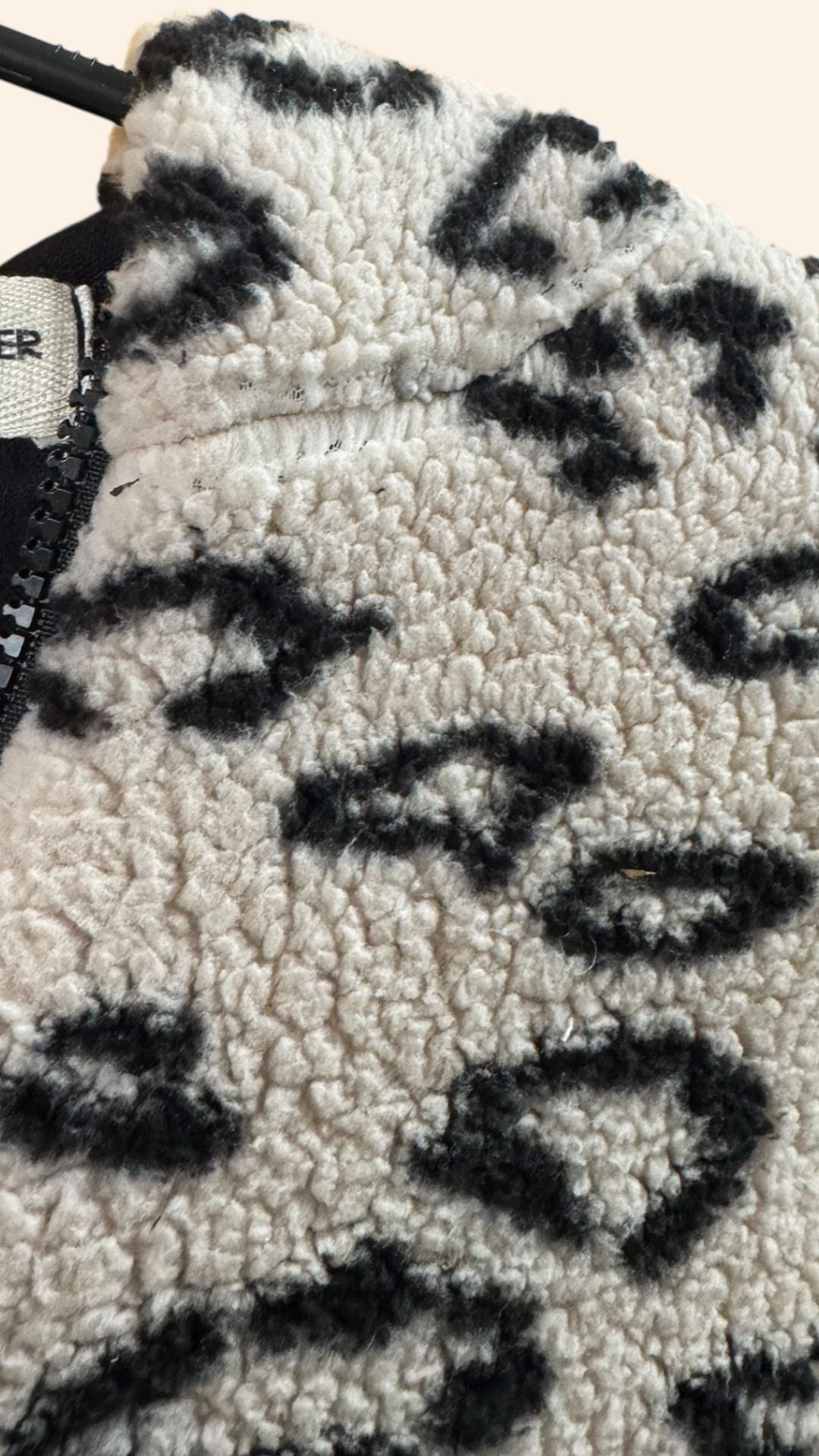 B - Ware / Teddyjacke Leoprint / Größe 110/116 - Räuberkinder