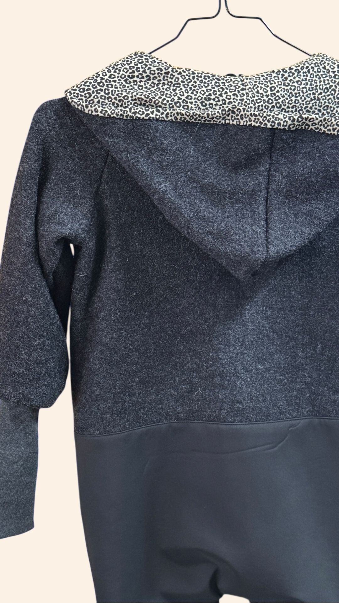 B - Ware / Wollwalkoverall / Anthrazit / Leoprint / Softshell an Knien & Po / Größe 98/104 - Räuberkinder