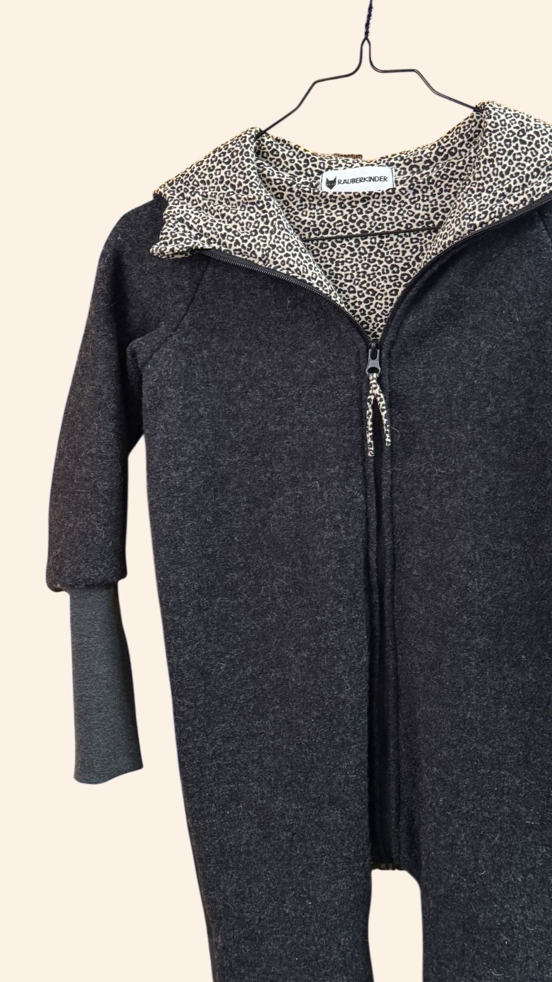 B - Ware / Wollwalkoverall / Anthrazit / Leoprint / Softshell an Knien & Po / Größe 98/104 - Räuberkinder