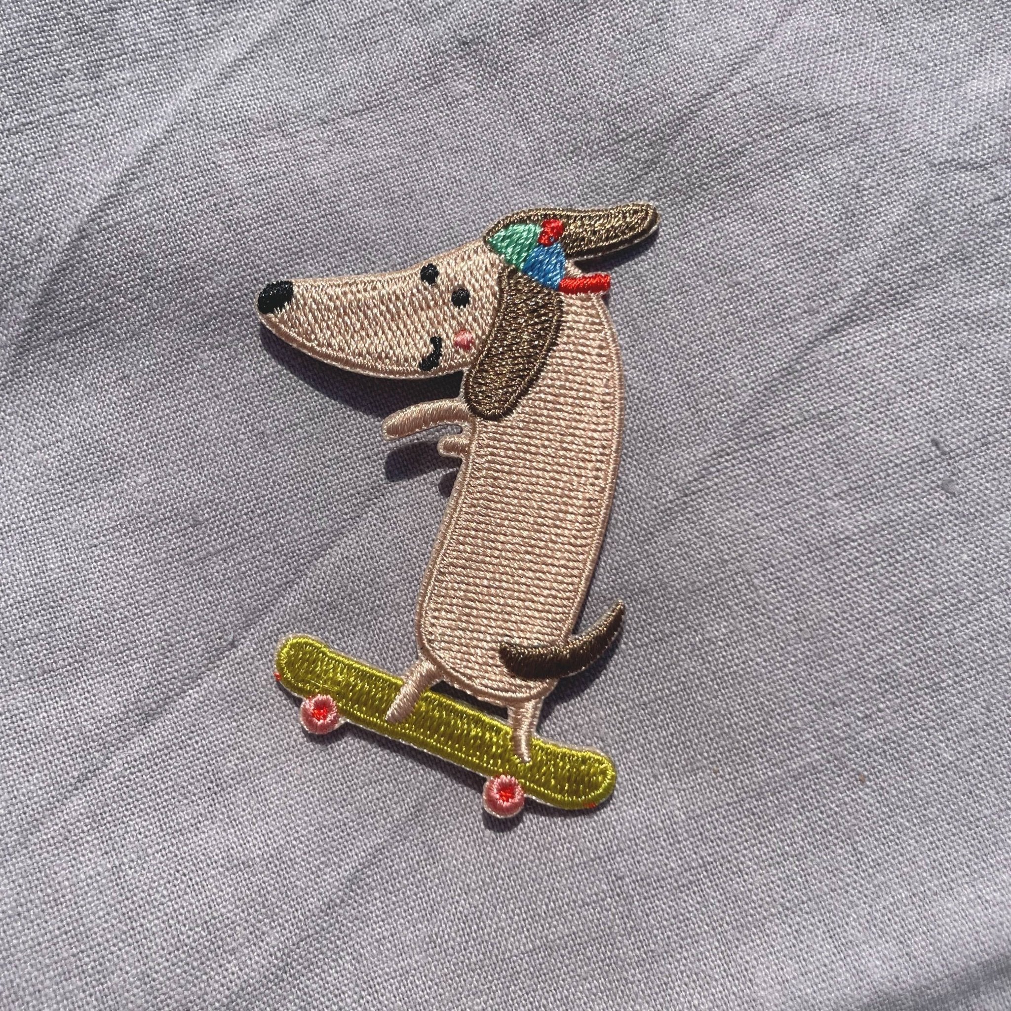 Bügel Patch Dackel auf Skateboard – Aufnäher für Kinder  - Räuberkinder 1