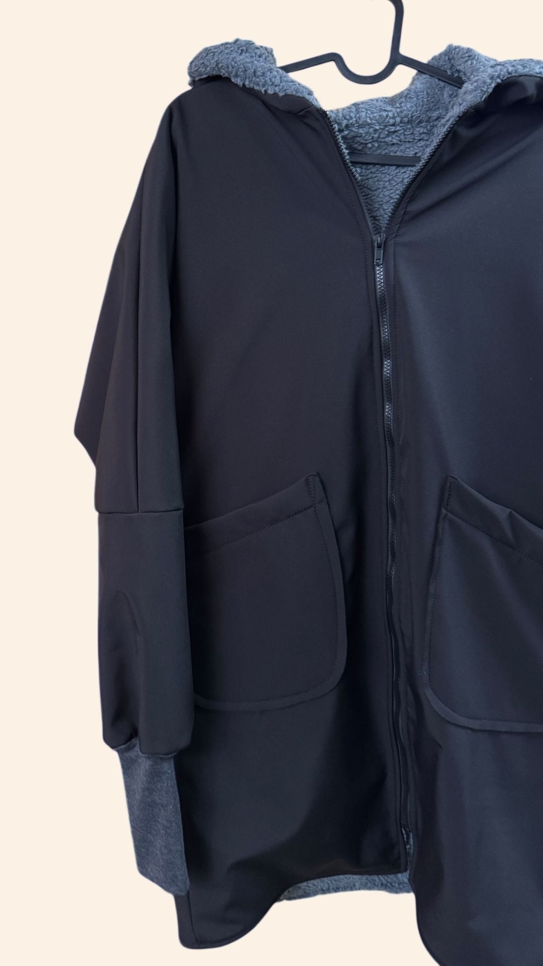 Einzelstück / Damenjacke aus Softshell / Schwarz / Teddy dunkelgrau / Größe XS - S - Räuberkinder