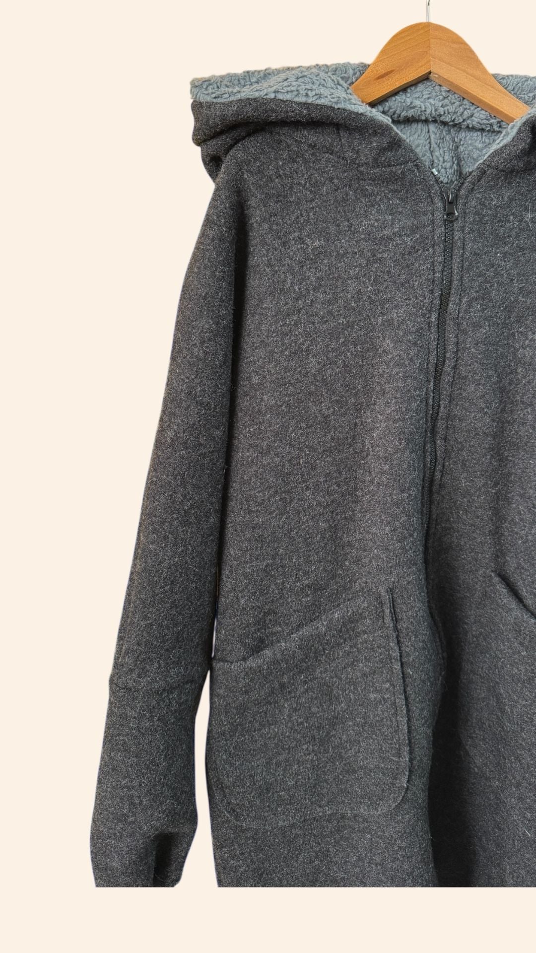 Einzelstück / Damenjacke aus Wollwalk / Anthrazit / Teddyfell grau / Größe M - L - Räuberkinder