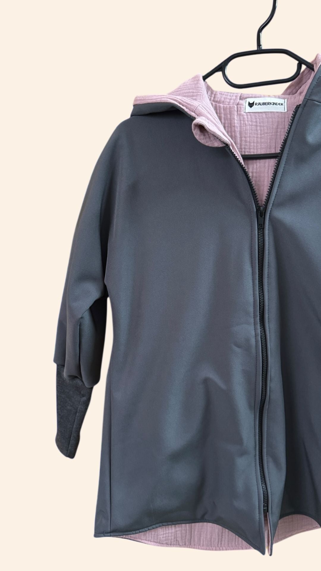 Einzelstück / Softshelljacke / Grau / Musselin rosa / Größe 134/140 - Räuberkinder