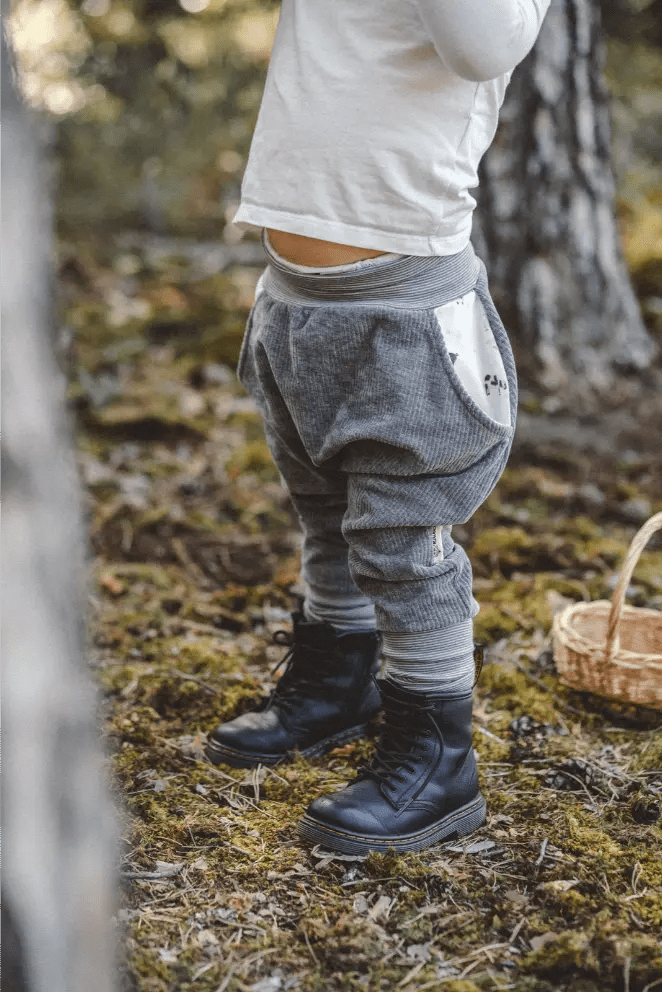 Knickerbocker Kinder in Grau / Bauernhof - Knickerbocker - Räuberkinder 3