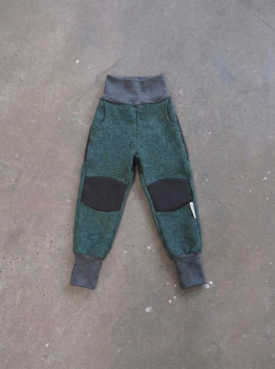 Matschkind Hose aus Wollwalk in Smaragd mit Softshell an Knien und Po