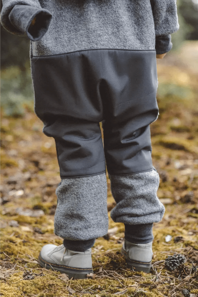 Matschkind Wollwalkoverall Kinder Grau mit Feldblumen - Räuberkinder 4