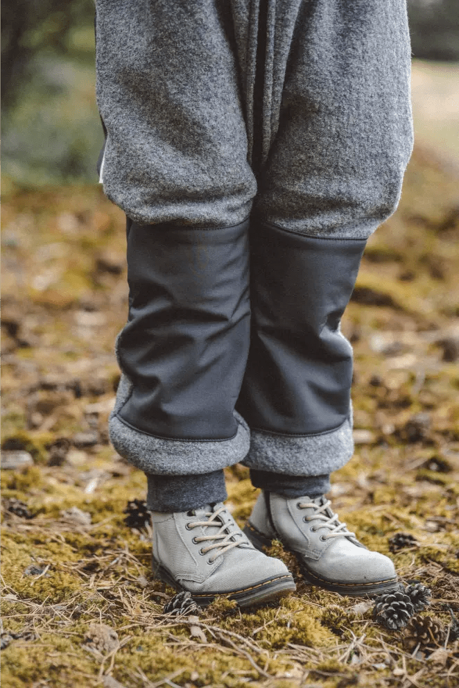Matschkind Wollwalkoverall Kinder Grau mit Feldblumen - Räuberkinder 3