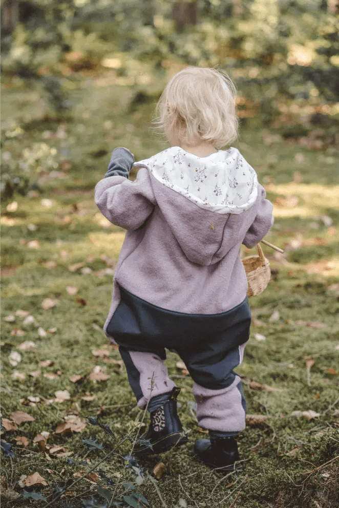 Matschkind Wollwalkoverall Kinder Rosa mit Wiesenblumen - Räuberkinder 1
