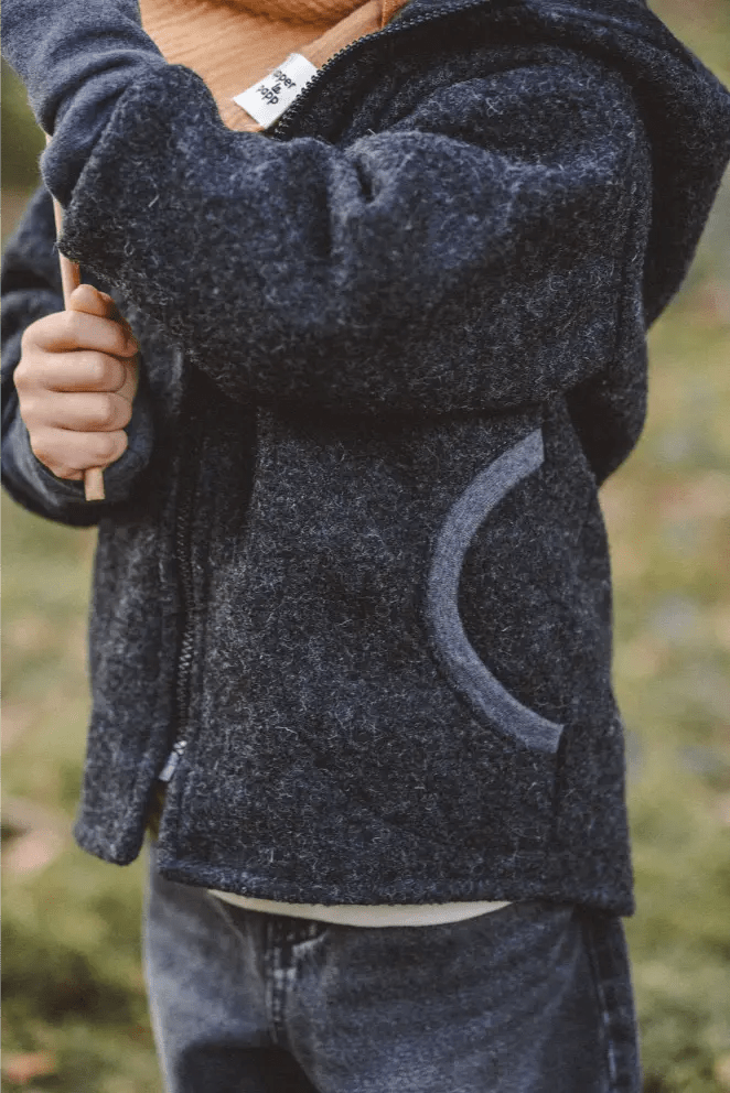 Wollwalk Jacke Kinder Kletterkind mit Merino Jersey in Anthrazit - Räuberkinder 2