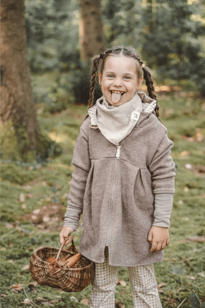 Wollwalk Mantel Kinder in A-Linie mit Kapuze Taupe und Herzen Karo - Räuberkinder 2