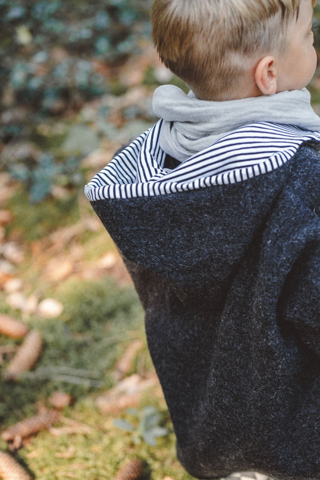 Wollwalk Oversize Jacke Kinder Anthrazit mit Streifen Schwarz - Räuberkinder 3