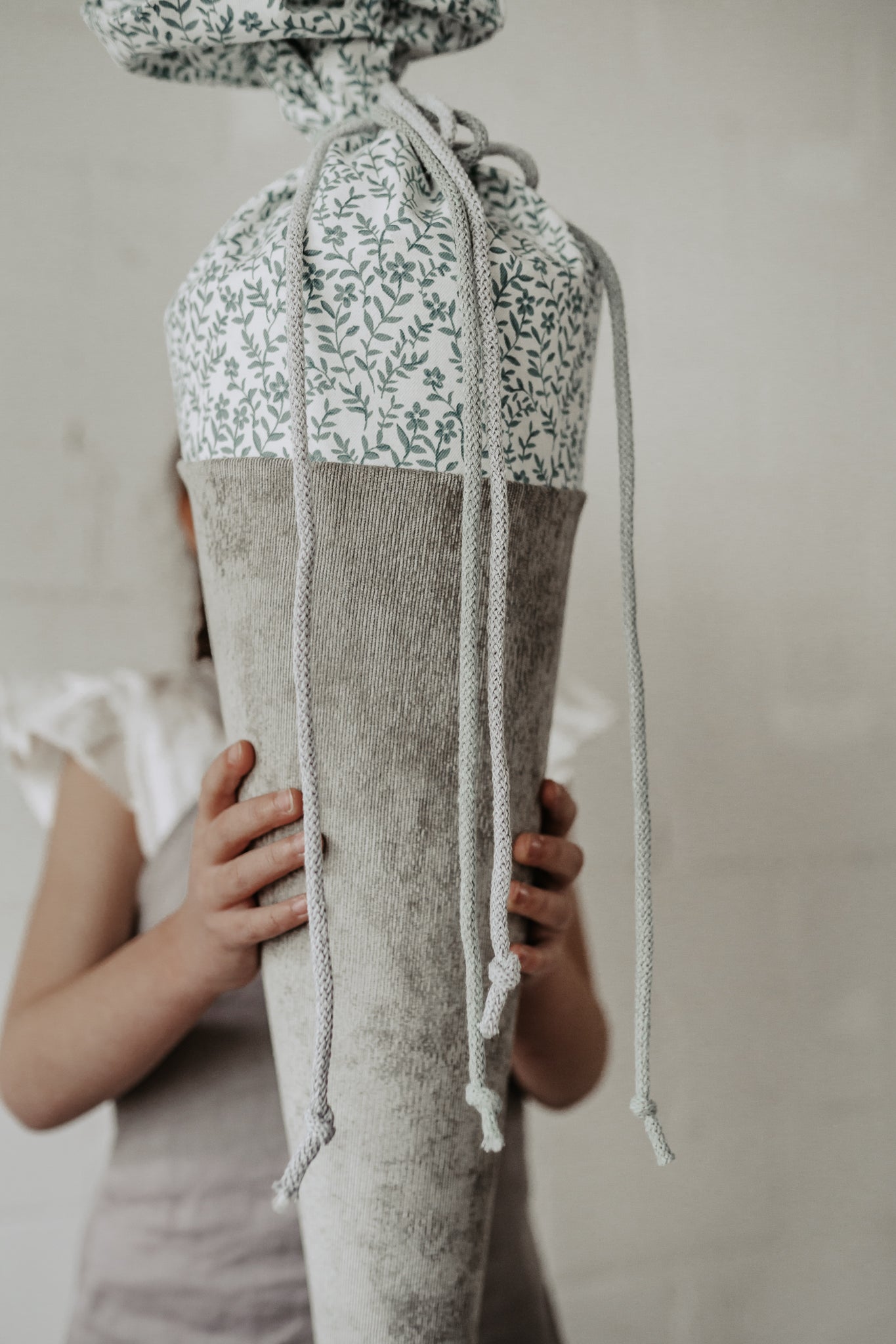 Schultüte aus Feincord Blumenranken / Mint